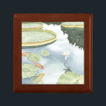 Caja De Regalo Reflexión sobre el estanque de Koi con peces y lir<br><div class="desc">Captura tu reflexión en este atractivo estanque de koi. Observen cómo los peces parecen nadar y las lirios flotan delante de ustedes gracias a la representación de Chariklia Zarris. ¡Esto haría un regalo increíble para un miembro de la familia o para tu otro importante!</div>