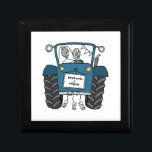 Caja De Regalo Regalo de boda de campo del Tractor Azul personali<br><div class="desc">Un regalo de boda de granja de tractores que puede ser personalizado con los nombres de la pareja. Si desea cambiar el tamaño o el tipo de letra de los nombres, haga clic en el botón de edición para ver más personalizares. El embalaje en el tractor está en una crema...</div>