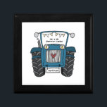 Caja De Regalo Regalo de boda de campo del Tractor Azul personali<br><div class="desc">Un regalo de boda de granja de tractores que puede ser personalizado. Si desea cambiar el tamaño o el tipo de letra,  haga clic en el botón de edición para personalizar. El embalaje en el tractor está en una crema sutil y blanco.</div>