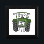 Caja De Regalo Regalo de boda de país de Tractor personalizado<br><div class="desc">Un regalo de boda de granja de tractores que puede ser personalizado con los nombres de la pareja. Si desea cambiar el tamaño o el tipo de letra de los nombres, haga clic en el botón de edición para ver más personalizares. El embalaje en el tractor está en una crema...</div>