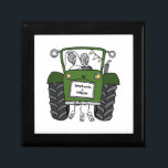 Caja De Regalo Regalo de boda de país de Tractor personalizado<br><div class="desc">Un regalo de boda de granja de tractores que puede ser personalizado con los nombres de la pareja. Si desea cambiar el tamaño o el tipo de letra de los nombres, haga clic en el botón de edición para ver más personalizares. El embalaje en el tractor está en una crema...</div>