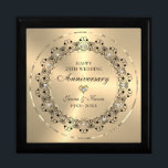 Caja De Regalo Regalo por 50 años Boda<br><div class="desc">Conmemorar su 50 aniversario de boda con este elegante diseño —una mandala ornamental negra sobre un fondo de oro metálico de imagen. Están adornados con diamantes blancos —texto de personalizable en negro dentro de un brillante círculo dorado.</div>
