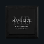 Caja De Regalo Regalos de los Groomsmen Boda en Monograma Favorec<br><div class="desc">Esta elegante caja de regalo monogramada incluye los nombres de los padrinos, iniciales, título y fecha escritos en una moderna tipografía minimalista gris. Simplemente agregue los nombres de los padrinos, sus iniciales, título y fecha en la sección de personalización para crear sus propios favores matrimoniales. Aunque se muestra aquí como...</div>