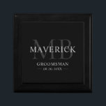 Caja De Regalo Regalos de los Groomsmen Boda en Monograma Favorec<br><div class="desc">Esta elegante caja de regalo monogramada incluye los nombres de los padrinos, iniciales, título y fecha escritos en una moderna tipografía minimalista gris. Simplemente agregue los nombres de los padrinos, sus iniciales, título y fecha en la sección de personalización para crear sus propios favores matrimoniales. Aunque se muestra aquí como...</div>