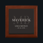 Caja De Regalo Regalos de los Groomsmen Boda en Monograma Favorec<br><div class="desc">Esta elegante caja de regalo de madera marrón muestra los nombres de los padrinos, las iniciales, el título y la fecha escritos en una tipografía moderna y minimalista. Simplemente agregue los nombres de los padrinos, sus iniciales, título y fecha en la sección de personalización para crear sus propios favores matrimoniales....</div>