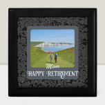 Caja De Regalo Regalos de retiro felices y personalizados para ma<br><div class="desc">Celebra una ocasión especial de retiro con nuestra Caja de Regalos Personalizados, el personalizable perfecto para mamá. Decorada con un hermoso diseño y con textos y fotos personalizados, esta versátil caja puede organizar artículos pequeños, añadir un toque de elegancia a cualquier habitación, o incluso ser utilizada como un exclusivo envoltorio...</div>