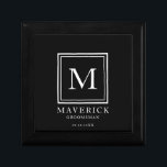 Caja De Regalo Regalos Groomsmen Elegante Fiesta de Bodas Mejor H<br><div class="desc">Esta elegante caja de regalo de un groomsman negro incluye el nombre de los padrinos, el primer título y la fecha monogramados escritos en una tipografía minimalista moderna y blanca. Simplemente agregue los nombres de los padrinos, inicial, título y fecha en la sección de personalización para crear su propio regalo...</div>