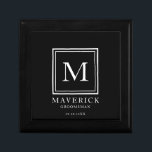 Caja De Regalo Regalos Groomsmen Elegante Fiesta de Bodas Mejor H<br><div class="desc">Esta elegante caja de regalo de un groomsman negro incluye el nombre de los padrinos, el primer título y la fecha monogramados escritos en una tipografía minimalista moderna y blanca. Simplemente agregue los nombres de los padrinos, inicial, título y fecha en la sección de personalización para crear su propio regalo...</div>