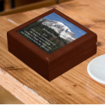 Caja De Regalo Rezo inspirador de serenidad Mount Rainier<br><div class="desc">Almacenar baratijas,  joyas y otros pequeños agujeros en esta caja de regalo de madera con azulejos de cerámica con una imagen fotográfica del monte Rainier cubierto de nieve junto con las palabras inspiradoras de la Oración de la Serenidad. Seleccione el tamaño y el color de su caja de regalo.</div>