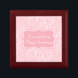 Caja de regalo rosa con el aniversario de la espos<br><div class="desc">Caja de regalo de damasco de moda de bonito estilo keepsake. Perfecto para mostrar un regalo especial para su esposa en un aniversario u otra ocasión especial. La caja de regalo dice: A mi maravillosa esposa feliz aniversario, o puede ser personalizada con tus propias palabras. Diseño exclusivo de Sarah Trett...</div>