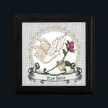 Caja de regalo Rosa de anillos bodas<br><div class="desc">Caja de regalo de Rosa de Anillos bodas, ropa de Boda, camisetas Bodas, regalos de boda de Ilustracion ArtMuvz. Ducha de novia Boda de Personalizable, recepción, prendas para la cena de ensayo.Para personalizar añada tu nombre o añadir texto en su lugar. Personalizar esta caja de regalo de boda para que...</div>