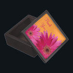 Caja de regalo rosada anaranjada de boda de la<br><div class="desc">Las rosas fuertes bonitas y la caja de regalo anaranjada brillante de la margarita del gerbera para decir le agradecen a sus amigos por ser su dama de honor y/o criada del honor en su boda. Esta caja se puede utilizar como caja de la baratija que sus amigos puedan guardar...</div>