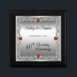 Caja De Regalo Ruby elegante | 40° Aniversario Boda de los diaman<br><div class="desc">Esta elegancia ostentosa enmarca este 40 aniversario boda en un diseño único de diamante de vieiras con rombo de lágrima central con acentos de rubí en forma de corazón y chispas falsas añadidas en un gradiente de tono plateado. Tenga en cuenta que todos los adornos están impresos y sólo están...</div>
