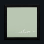 Caja De Regalo Sage Green Minimalista Moderno Monograma elegante<br><div class="desc">Presentamos nuestra elegante colección de monogramas Minimalistas y ecológicos: eleve su estética con serenidad sofisticada y elegancia intemporal. Nuestra colección muestra diseños minimalistas en un ambiente tranquilo y verde, complementado con refinados monogramas adaptados a su estilo personal. Desde papel pulido hasta accesorios versátiles, cada pieza de nuestra colección está meticulosamente...</div>