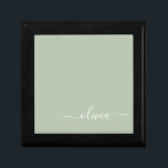 Caja De Regalo Sage Green Minimalista Moderno Monograma elegante<br><div class="desc">Presentamos nuestra elegante colección de monogramas Minimalistas y ecológicos: eleve su estética con serenidad sofisticada y elegancia intemporal. Nuestra colección muestra diseños minimalistas en un ambiente tranquilo y verde, complementado con refinados monogramas adaptados a su estilo personal. Desde papel pulido hasta accesorios versátiles, cada pieza de nuestra colección está meticulosamente...</div>