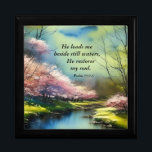 Caja De Regalo Salmo 23:2-3 Restaura mi alma Biblia Verse<br><div class="desc">La inspiradora cita de la caja de regalo de la escritura representa una hermosa pintura de acuarela natural con un tranquilo arroyo de agua bordeado de árboles floridos rosas y un cielo azul. Presenta una parte de la adorada y motivadora Biblia Verse 'El Señor es mi Pastor', Salmo 23:2-3, "Él...</div>