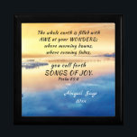 Caja De Regalo Salmo 65:8 Llamas canciones de la Biblia de Alegrí<br><div class="desc">Inspiradora cita escritura caja de regalo personalizada representa una hermosa fotografía de la naturaleza con una puesta de sol dorada sobre el agua. Presenta una motivadora Biblia Verse Psalm 65:8, "Toda la tierra está llena de AWE en tus MARAVILLAS; donde amanece, donde la noche se desvanece, llamas canciones de alegría....</div>
