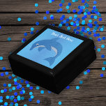 Caja De Regalo Saltando delfín lindo en azul y blanco Purpurinoso<br><div class="desc">Esta caja de regalo de madera para baratijas,  joyas o regalos tiene un delfín lindo en una posición saltante que es un azul profundo purpurinoso con el estómago blanco en un agua como fondo azul. Personalizar el texto con la plantilla.</div>