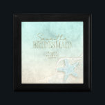 Caja De Regalo Sea Foam Beach Wedding Starfish Cualquier Miembro<br><div class="desc">Una textura acuática en los tonos suaves del mar y de la arena es el fondo de elementos marinos como las estrellas de mar y las conchas realzadas con espuma marina para crear las piezas de esta suite boda. La caja de regalo del boda que se muestra aquí incluye toda...</div>