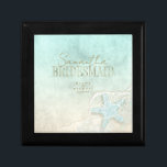 Caja De Regalo Sea Foam Beach Wedding Starfish Cualquier Miembro<br><div class="desc">Una textura acuática en los tonos suaves del mar y de la arena es el fondo de elementos marinos como las estrellas de mar y las conchas realzadas con espuma marina para crear las piezas de esta suite boda. La caja de regalo del boda que se muestra aquí incluye toda...</div>