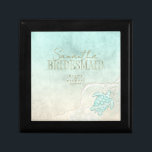 Caja De Regalo Sea Foam Beach Wedding Turtle Cualquier Miembro ID<br><div class="desc">Una textura acuática en los tonos suaves del mar y de la arena es el fondo de elementos marinos como las estrellas de mar y las conchas realzadas con espuma marina para crear las piezas de esta suite boda. La caja de regalo del boda que se muestra aquí presenta todo...</div>