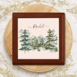 Caja De Regalo Selva acuática de pino y montaña rusa<br><div class="desc">Los amantes de la naturaleza disfrutarán con nuestra acuarela Pine Forest Rustic Gift Box. Un toque vintage y un encanto caprichoso lo convierten en la mezcla perfecta de elegancia y boho vibes. Ideas de regalo inspiradas por la naturaleza</div>