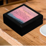 Caja De Regalo Sensación inspiradora de serenidad Oración Amanece<br><div class="desc">Almacenar baratijas, joyas y otros pequeños keepsakes en esta caja de regalo de madera con azulejos de cerámica que muestran la imagen de una dramática puesta de sol rosa detrás de una cordillera junto con las palabras inspiradoras de la Oración de la Serenidad. Seleccione el tamaño y el color de...</div>