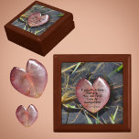 Caja De Regalo Si realmente amas a la naturaleza flotando madera<br><div class="desc">Esta bonita caja de conservas de madera cita a Vincent Van Gogh: "Si realmente te gusta la naturaleza, encontrarás belleza por todas partes", sobre una almohadilla de Lily en forma de corazón. La hoja en forma de corazón rojo queda resaltada por la luz del sol, ya que flota entre las...</div>