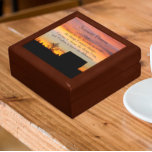 Caja De Regalo Silueta solar de la oración de la serenidad inspir<br><div class="desc">Almacenar baratijas, joyas y otros pequeños agujeros en esta caja de regalo de madera con azulejos de cerámica que muestran la imagen de una dramática puesta de sol rural y siluetas oscuras junto con las palabras inspiradoras de la Oración de la Serenidad. Seleccione el tamaño y el color de su...</div>