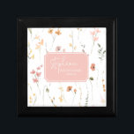 Caja De Regalo Sunny Wildflower Boda Pink ID1023<br><div class="desc">Esta suite boda de moda con su cálida paleta de colores soleados, su letra manuscrita y sus delicados arreglos de flores silvestres tiene un aspecto atemporal y sofisticado que impresionará a sus huéspedes y le ayudará a hacer su día especial inolvidable. Esta caja de regalo para cualquiera de los miembros...</div>