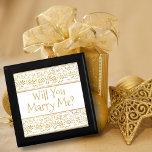 Caja De Regalo ¿Te Casarás Conmigo? Cinta floral de oro de vintag<br><div class="desc">Elegante,  decorativo y festivo con detalles vintage florales dorados con personalizable Will you marry Me,  sobre fondo blanco que también es personalizable. Caja de mantenimiento perfecta para un anillo de compromiso súper especial.</div>