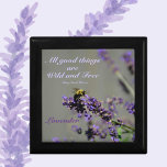 Caja De Regalo Todas las cosas buenas salvajes y libres Bumblebee<br><div class="desc">"Todas las cosas buenas son salvajes y gratis", cita de Henry David Thoreau, y una abeja de buey resaltada entre las flores de hierba de lavanda morada en un conservador de madera natural hermoso o una caja de joyería. La suave lila muda de Guay y el morado sobre un fondo...</div>