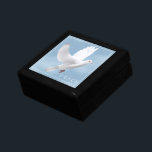 Caja De Regalo Trinket Box Dove<br><div class="desc">Caja de cartón mostrada en la madera negra con una letra de paloma. Se muestra un tamaño pequeño. Personalizar este artículo o compra tal cual. Imagen de stock freepik.com</div>