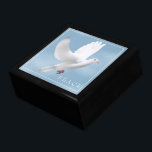 Caja De Regalo Trinket Box Dove<br><div class="desc">Caja de cartón mostrada en la madera negra con una letra de paloma. Se muestra un gran tamaño. Personalizar este artículo o compra tal cual. Imagen de stock freepik.com</div>