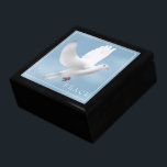 Caja De Regalo Trinket Box Dove<br><div class="desc">Caja de cartón mostrada en la madera negra con una letra de paloma. Se muestra un gran tamaño. Personalizar este artículo o compra tal cual. Imagen de stock freepik.com</div>