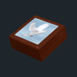 Caja De Regalo Trinket Box Dove<br><div class="desc">Caja de cartón en madera de roble dorada con estampado de paloma. Personalizar este artículo o compra tal cual. Imagen de stock freepik.com</div>