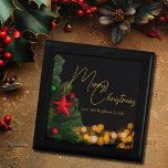 Caja De Regalo Twinkling Gold ilumina a Fiesta navideño moderno d<br><div class="desc">Esta magnífica caja de regalo de Feliz Navidad incluye un guión moderno escrito a mano en oro sobre luces brillantes al lado de un árbol de Navidad festivo que está decorado con ornamentos rojos y verdes. Personalizar tus elegantes vacaciones se presentan con un guión personalizado sobre el cielo negro de...</div>