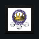 Caja De Regalo Un Regalo Para Una Reina De Bunco<br><div class="desc">Mantén tus ganancias de Bunco en esta divertida caja de regalo inspirada en Bunco. El diseño presenta una corona real de oro para cualquier reina del Bunco. También tiene forma de logo morado junto con tres dados blancos de Bunco.</div>