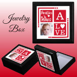 Caja De Regalo Vibes positivas agregan joyas rojas iniciales<br><div class="desc">Guarda joyería / caja de regalo de joyería. Personaliza con una foto inicial. Vibes positivas / Amor,  con un corazón de amor y los colores rojo y blanco.</div>