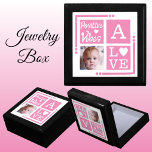 Caja De Regalo Vibes positivas agregan joyas rosadas iniciales<br><div class="desc">Guarda joyería / caja de regalo de joyería. Personaliza con una foto inicial. Vibes positivas / Amor,  con un corazón de amor y los colores rosa y blanco.</div>