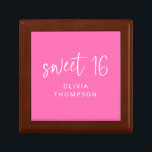 Caja De Regalo Vibrante Nombre Rosa Caliente Dulce 16 Cumpleaños<br><div class="desc">Vibrante Hot Pink Name Dulce fiesta de cumpleaños 16. Mínimo y moderno para conmemorar los dieciséis años. Con un guión informal para Sweet 16 y personalizado con el nombre del destinatario.</div>