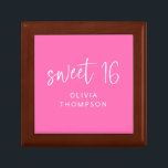 Caja De Regalo Vibrante Nombre Rosa Caliente Dulce 16 Cumpleaños<br><div class="desc">Vibrante Hot Pink Name Dulce fiesta de cumpleaños 16. Mínimo y moderno para conmemorar los dieciséis años. Con un guión informal para Sweet 16 y personalizado con el nombre del destinatario.</div>