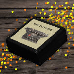 Caja De Regalo Vieja época de la vieja máquina de escribir negra<br><div class="desc">Esta caja de regalo de madera para baratijas,  joyas o regalos tiene una vieja máquina de escribir de color negro manual de época sobre un fondo marrón estampado. Personalizar el texto con la plantilla.</div>