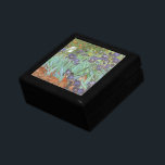 Caja De Regalo Vincent van Gogh - Irises<br><div class="desc">Irises (1889) de Van Gogh es una pintura vintage post impresionsionismo de arte fino de naturaleza floral. Un grupo de iris morados con barba y una sola flor blanca de iris que crece en un jardín. Fue una de sus primeras pinturas cuando estuvo en el asilo en Saint-Remy-de-Provence. En 1987...</div>