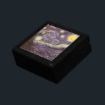Caja De Regalo Vincent van Gogh - Noche Starry<br><div class="desc">Noche estrellada (1889) de Vincent van Gogh es una pintura vintage de la naturaleza del paisaje artístico de arte fino. Vista de una ciudad en un valle por la noche con nubes girando, las estrellas brillando y una hermosa luna dorada de media luna amarilla. Se pintó durante el día desde...</div>