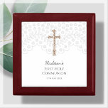 Caja De Regalo White Lace First Holy Communia Rosary Gift Box<br><div class="desc">Celebre la ocasión especial de la Primera Comunión Santa con esta exquisita caja de regalo de rosario. La caja presenta un bonito efecto encaje blanco con un crucifijo de color dorado sobre un fondo blanco, lo que lo convierte en un conservador impresionante para el tesoro en los próximos años. La...</div>