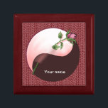 Caja De Regalo Yin Yang Red Rose<br><div class="desc">Yin Yang Red Rose Gift Box, Yin Yang ropa Rosa, camiseta Yin Yang, regalos de San Valentín del Ilustracion ArtMuvz. PARA PERSONALIZAR, agregue su nombre o agregue texto en su lugar. Camiseta rojiza romántica de San Valentín, ropa y regalos de rosa, bolsa de té, taza para Día de San Valentín....</div>