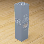 Caja de vino de fotos para el corazón del aniversa<br><div class="desc">Caja de vinos o licores de regalo del aniversario de plata. Hermoso efecto de corazón líquido de plata en un color gris plateado con la plantilla de la foto Boda Plata Aniversario de la caja de vinos empaquetado. Personalizar con el nombre de su destinatario o detalles de su familia y...</div>