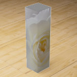 Caja de vino de rosa blanca Personaliza la caja de<br><div class="desc">Caja de vinos de rosa blanca personalizada Cajas de Rosa de oro blanco Rosa Cajas de regalo Cajas de joyas Keepsakes Cajas de Rosa Clásicas Tu nombre Aquí Flores de verano Regalo Cajas de vino Personalizable Recuerdos Rosas para Hombres, Mujeres, Niños, Chicas Cajas de vino de rosas blancas Día Haga...</div>