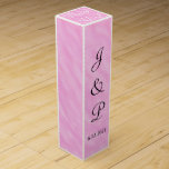 Caja de vinos Boda rosa monogramada Rubor<br><div class="desc">Romántico salpicón de rosa rubor sobre agua blanca de lavado Invitaciones a la Boda. Personalice con las iniciales de nombre de novia y de Grooms y la fecha de Boda en texto negro. Gracias está escrito en blanco sobre la caja. Las Cajas de Vino románticas son muy bonitas y se...</div>